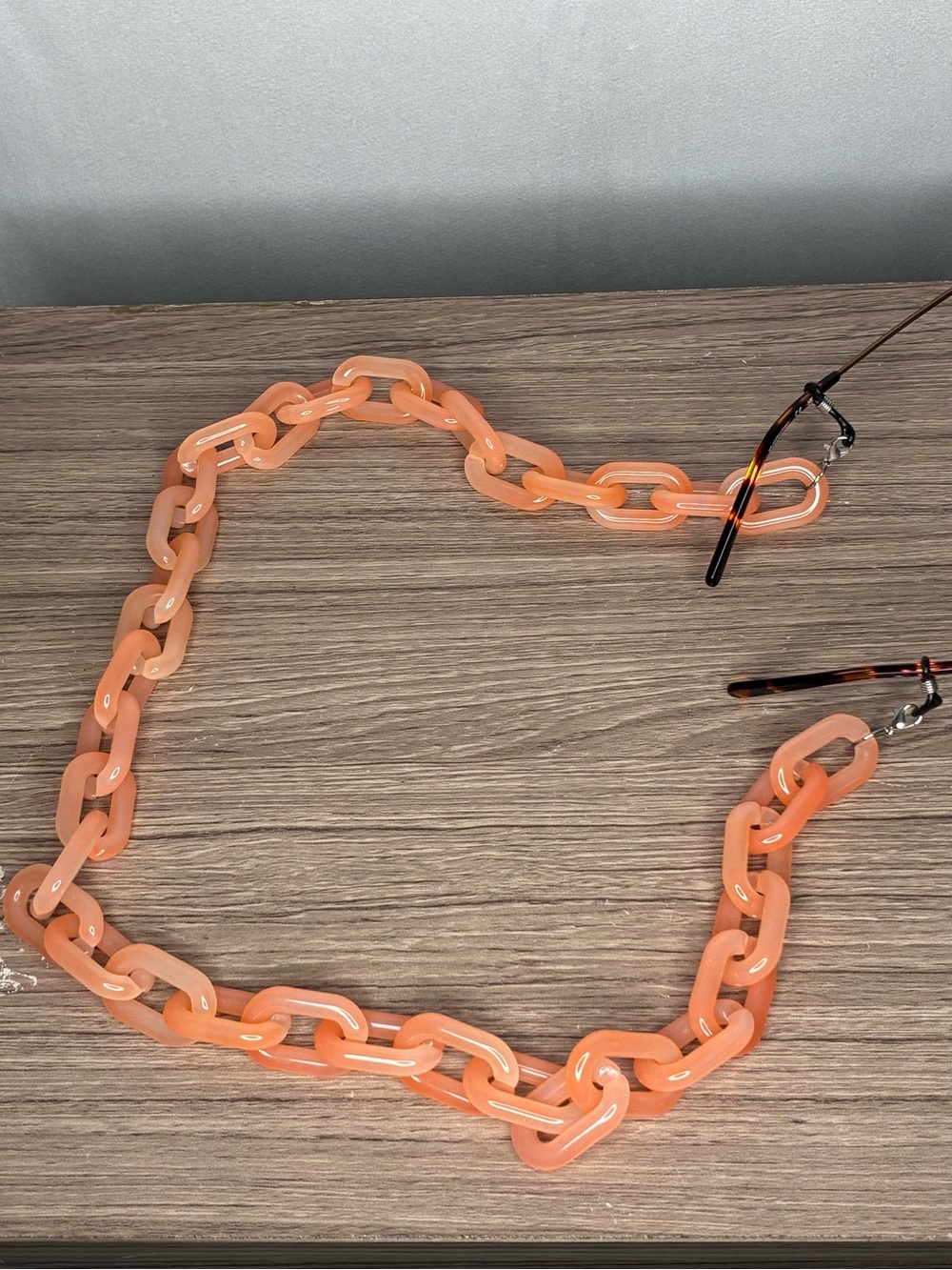 🐼 3/$25 NWOT Stylish Peach Acrylic Chain Eyeglass Holder